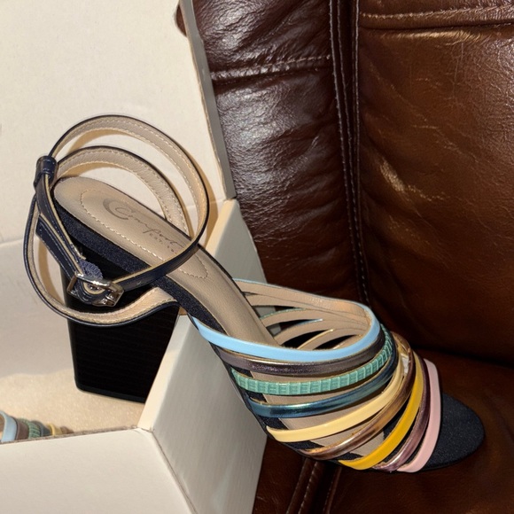 🆕 Comfort EST. 1946 Colorful Strappy Sandals Sz 8 - Picture 10 of 11